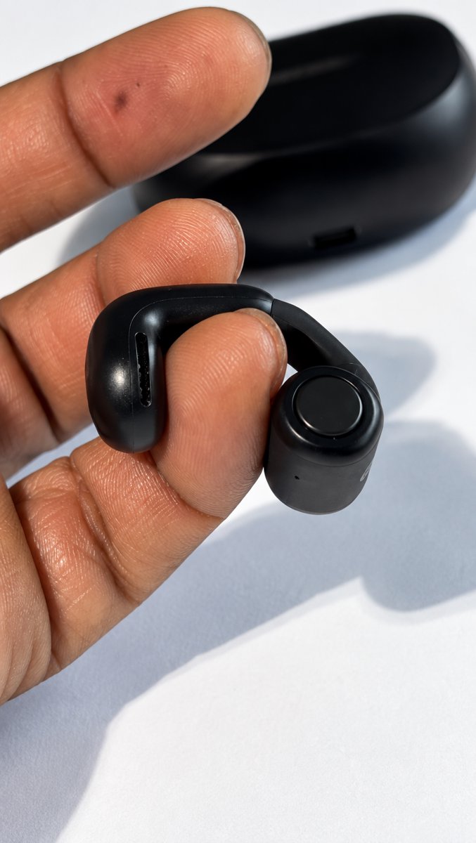 Hands-on with the clip hook — one bud between fingers